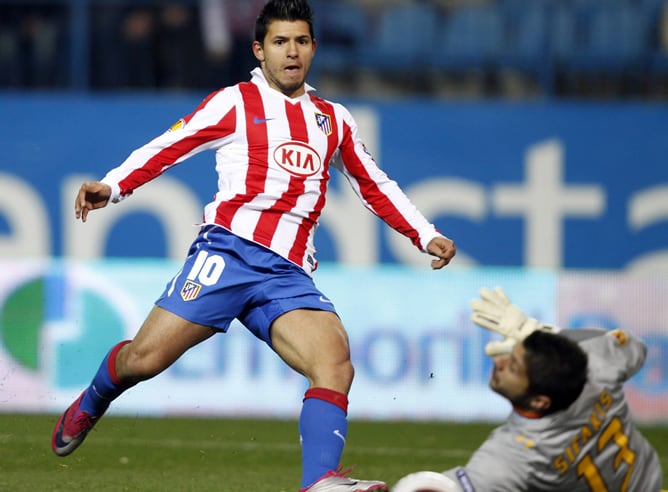 Sergio Agüero en el momento en el que hace el segundo del Atlético