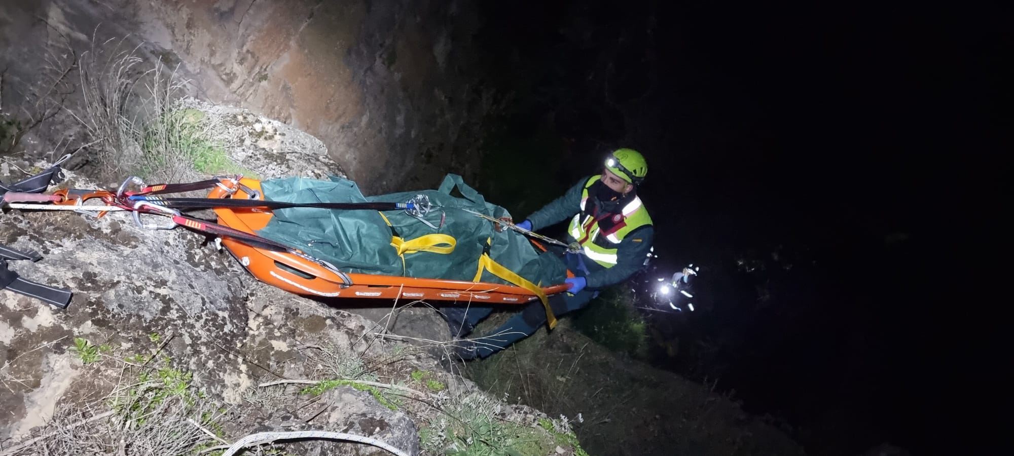 La Guardia Civil rescata el cuerpo del hombre de 55 años que fallecía tras caer por una ladera junto al castillo de Pedraza, en Segovia