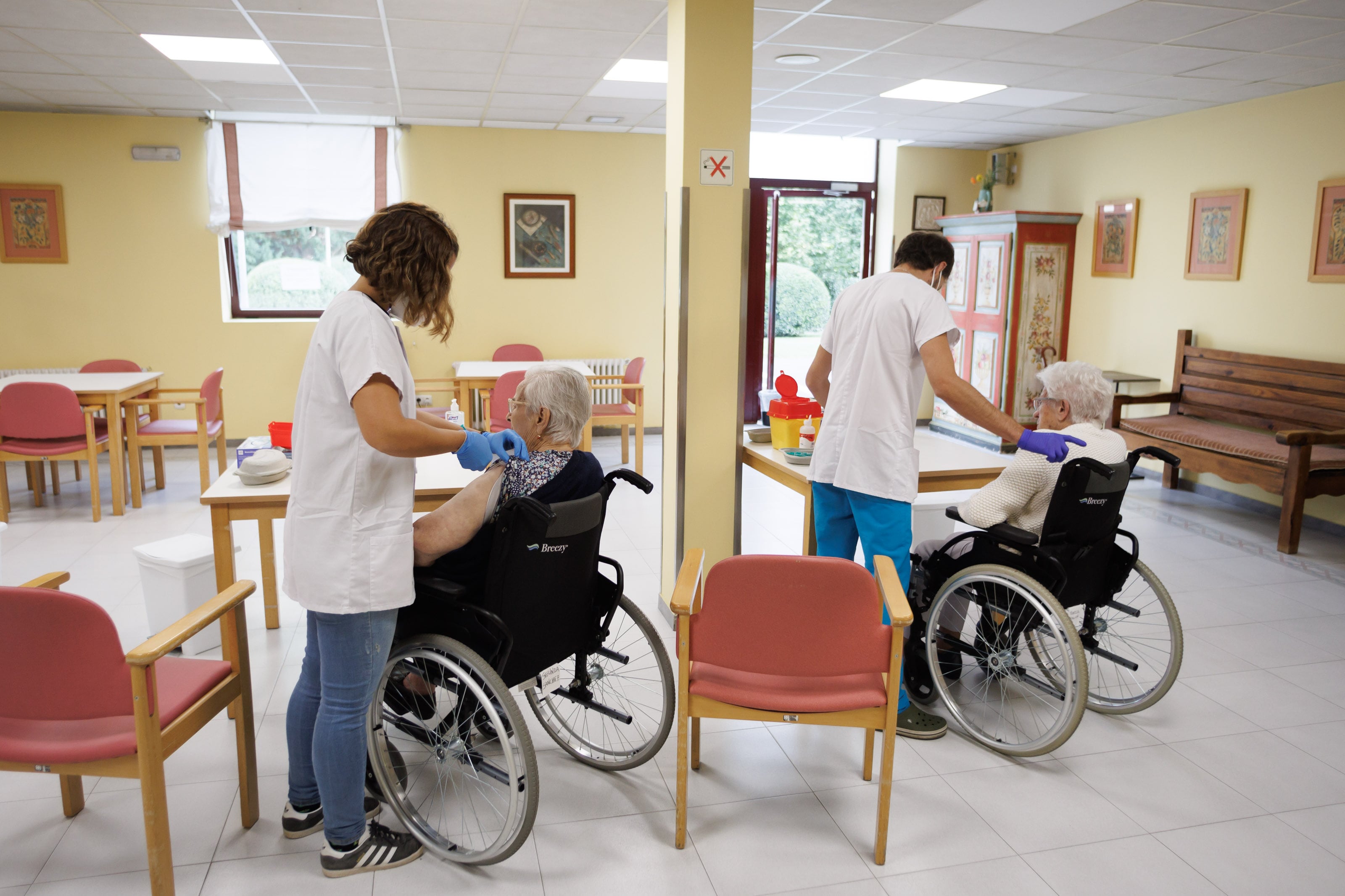 Arranca la campaña de vacunación de refuerzo frente al COVID-19 a más de 8.000 personas usuarias de residencias