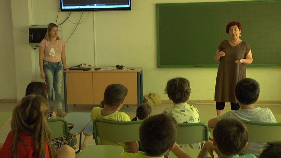 Rosa López en su charla a los alumnos del CEIP San Isicio