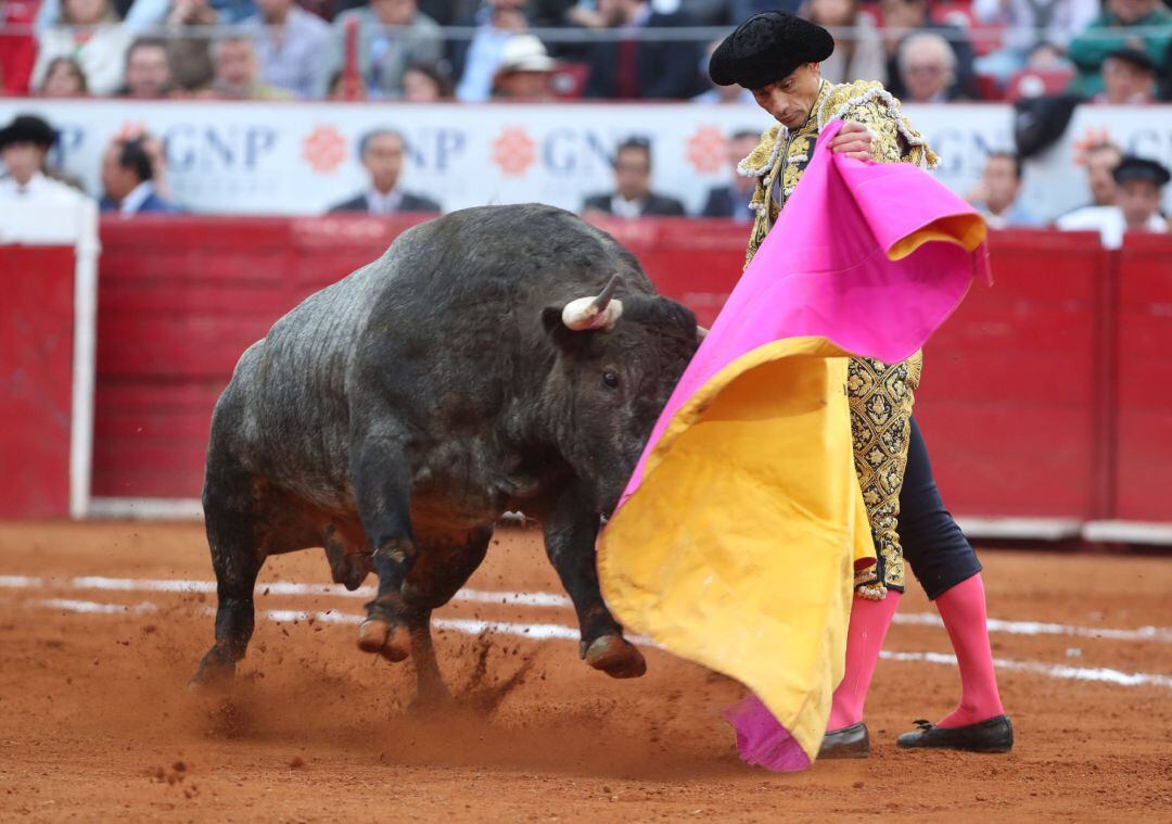 Paco Ureña toreando en México