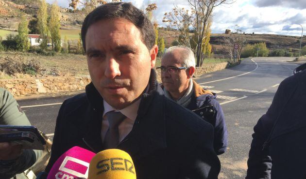 Álvaro Martínez Chana, presidente de la Diputación de Cuenca, en la inauguración de la carretera que une Villar del Infantado con Valdeolivas, donde ha realizado el anuncio de los nuevos parques de bomberos.