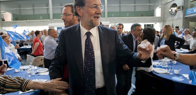 El presidente del PP, Mariano Rajoy, a su llegada hoy al polideportivo de Vitoria en el que celebran un mitin electoral de su partido