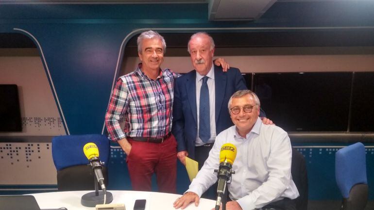 Vicente del Bosque junto a Carles Francino y Michael Robinson atendiendo el micrófono de la Cadena SER.