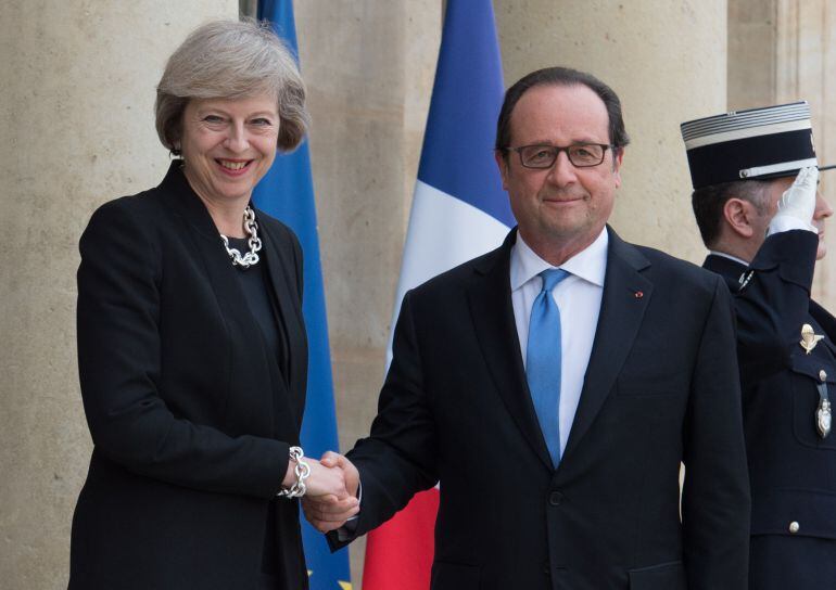 El presidente francés Francois Hollande y la primera ministra británica Theresa May, en el Eliseo. 