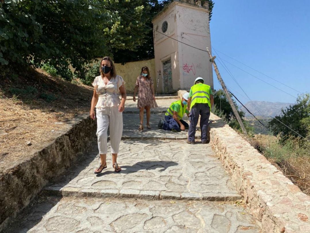 La alcaldesa Mari Paz Fernandez, visitando las obras del camino de Albacar