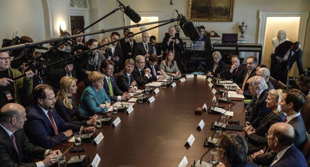 Angela Merkel y Donald J. Trump, durante la reunión con representantes de diferentes empresas, entre los que se encuentran la hija de Trump, Ivanka Trump