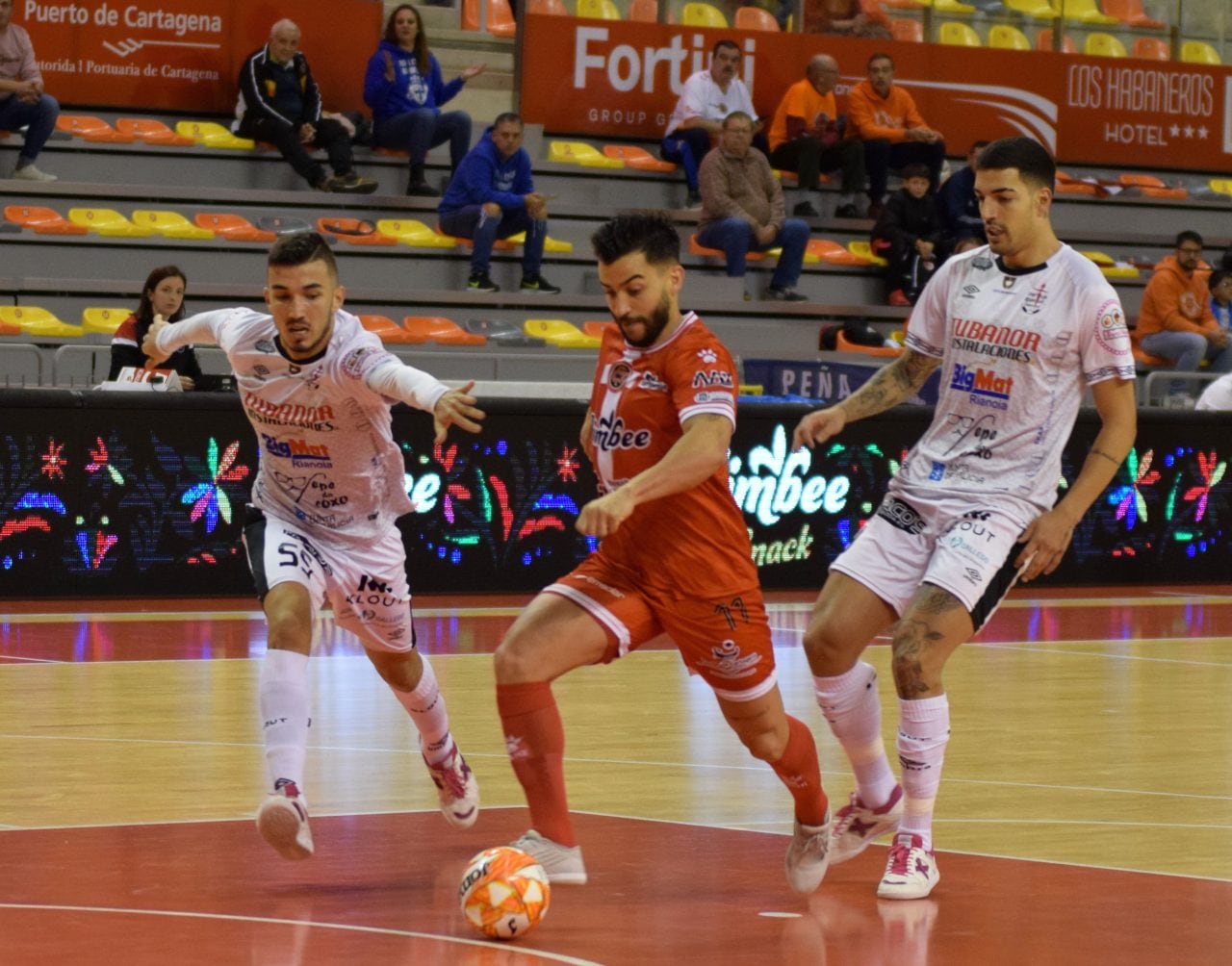 Waltinho dispara a puerta en el partido de la primera vuelta