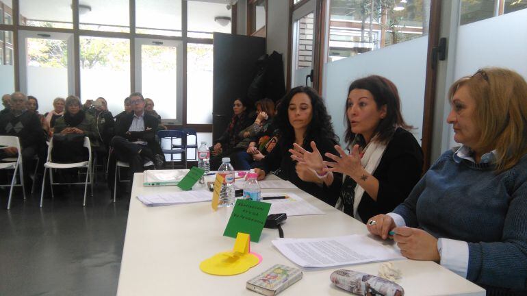 Yolanda de la Viuda, Marta del Valle durante la intervención, y Esmeralda Tejero