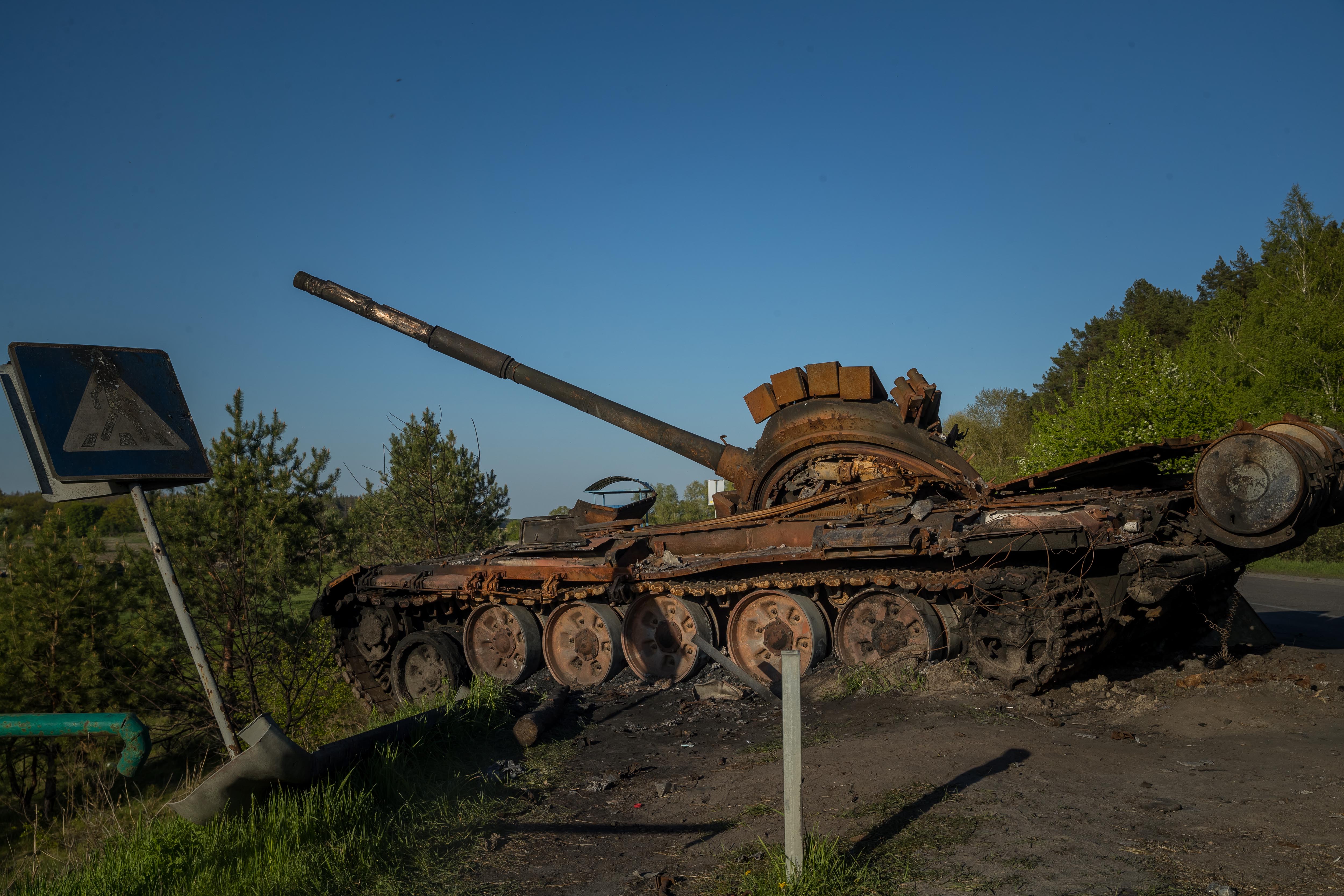 Un tanque ruso destruido junto a una carretera cerca de Kiev (Ucrania).