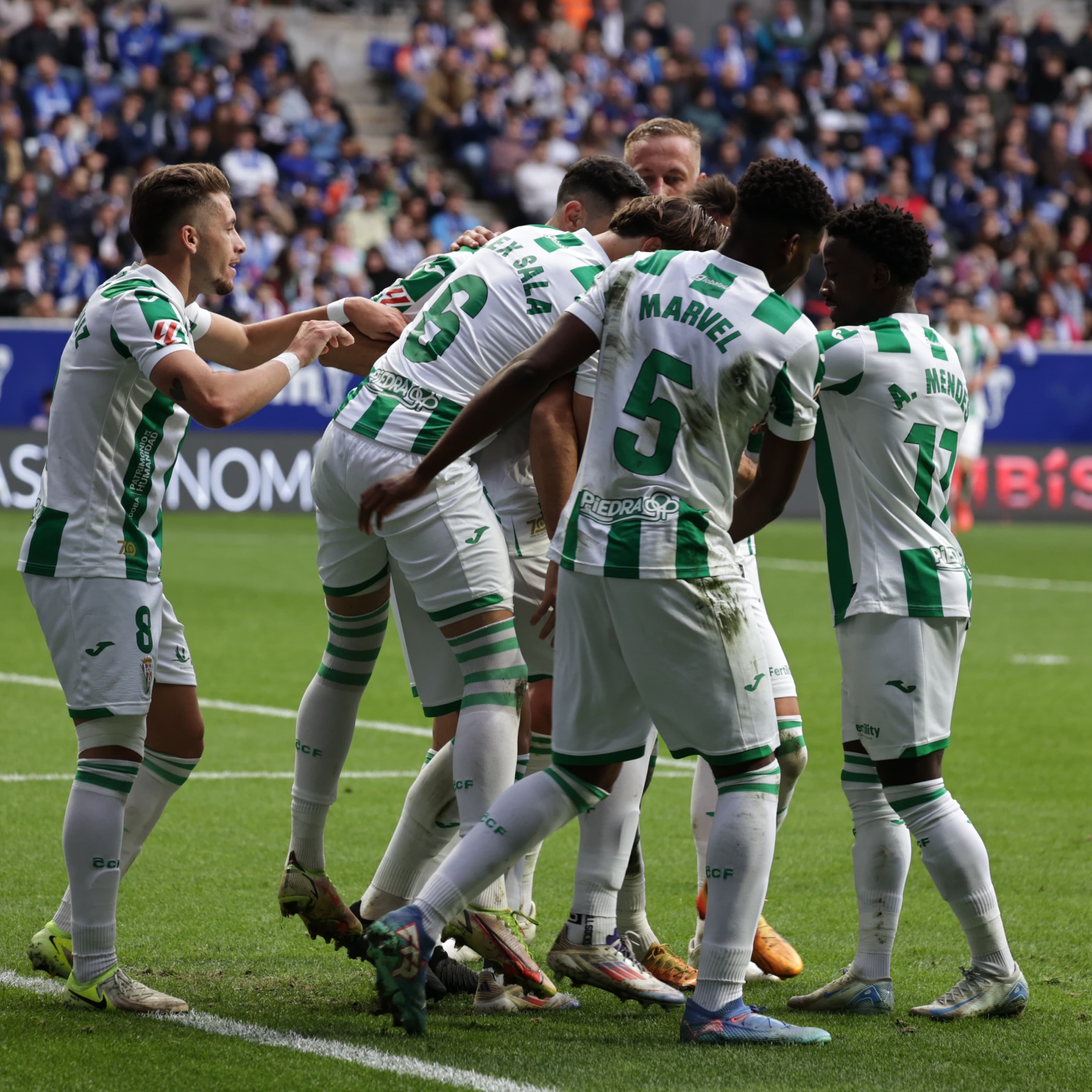 Los jugadores del Córdoba celebran uno de los goles en Oviedo (Prensa CCF)