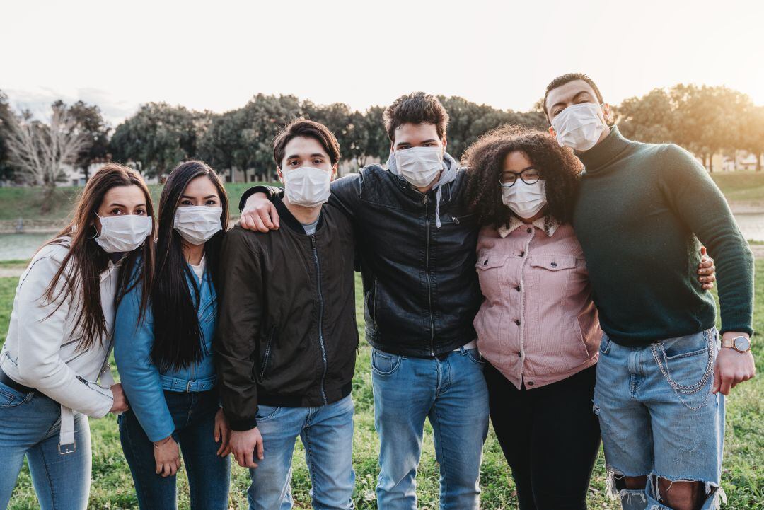 Grupo de gente con mascarilla