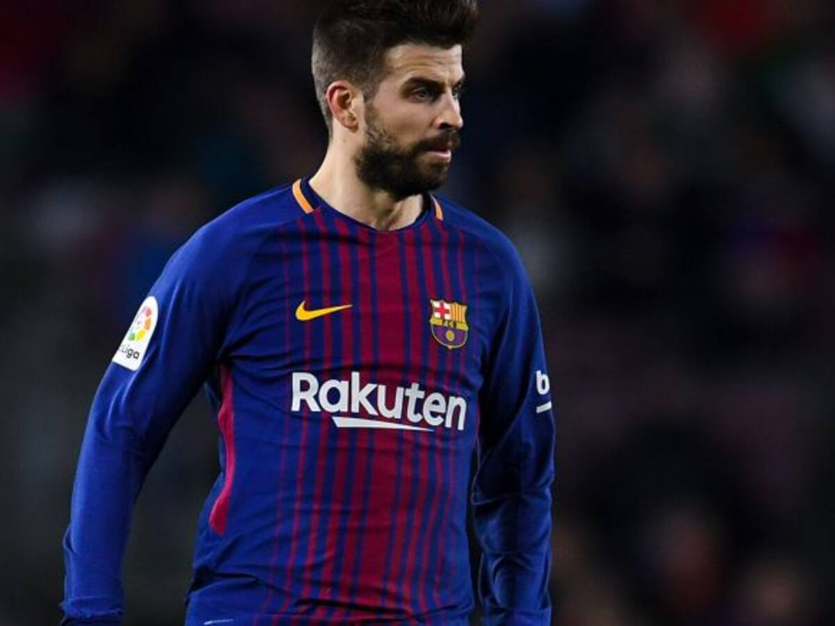Piqué, con molestias en una rodilla, es duda para el choque ante el Valencia