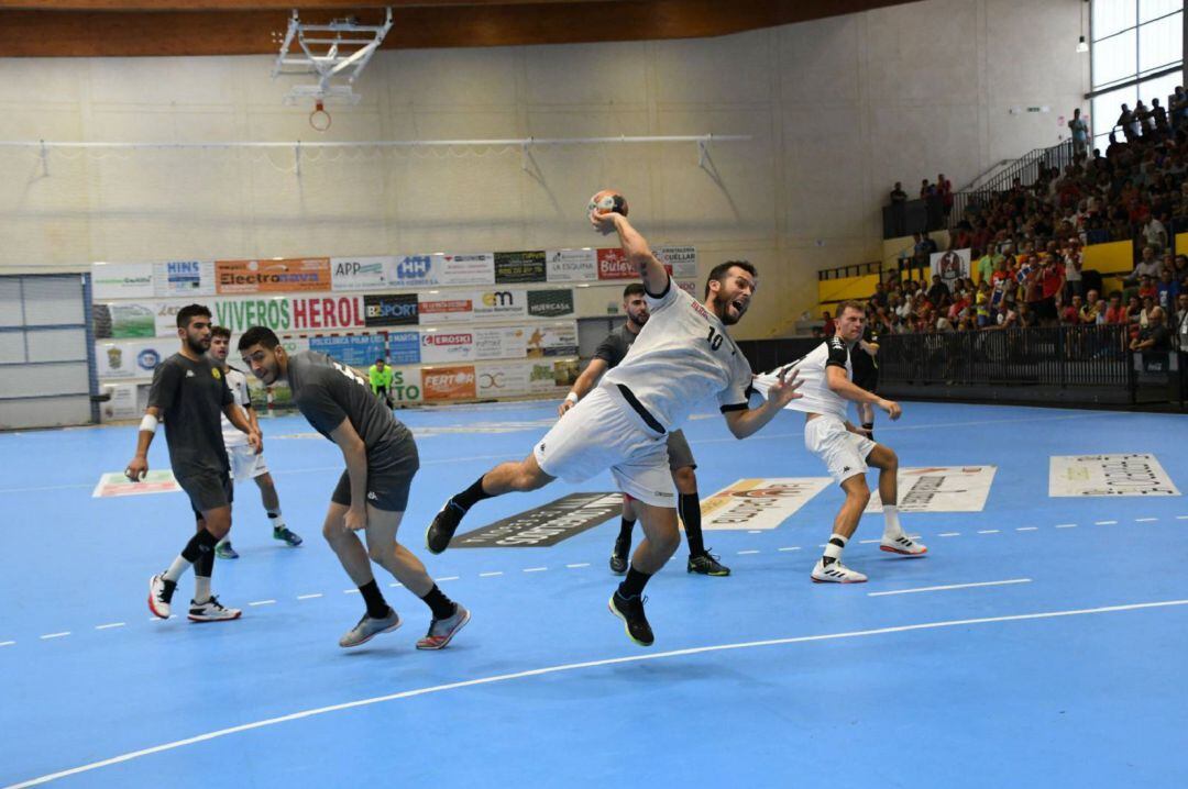 Lanzamiento de uno de los jugadores naveros durante el encuentro.