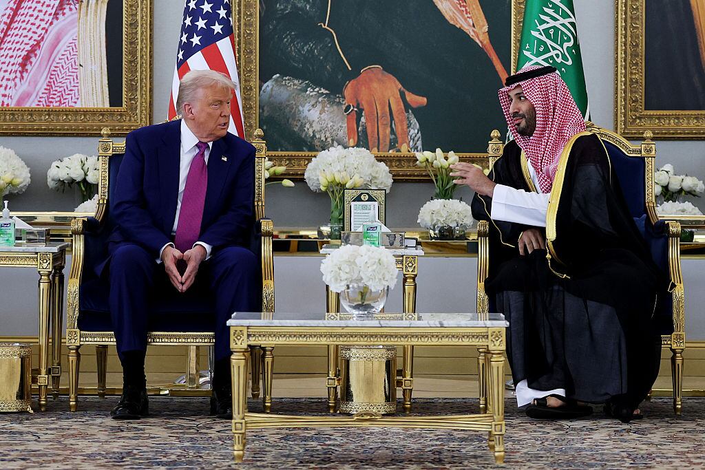 El presidente de EEUU, Donald Trump, se reúne con el príncipe heredero saudí, Mohamed bin Salman, en el Palacio Real de Riad.