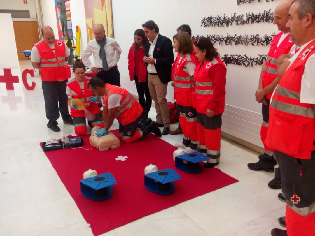 Exhibición de técnicas de primeros auxilios por parte de voluntarios de la Cruz Roja