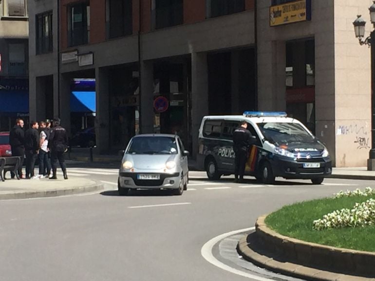 Un incidente aislado en la plaza Julio Lazurtegui  ha provocado la identificación de algunos aficionados del Lugo, uno de ello ha sido trasladado a la comisaria