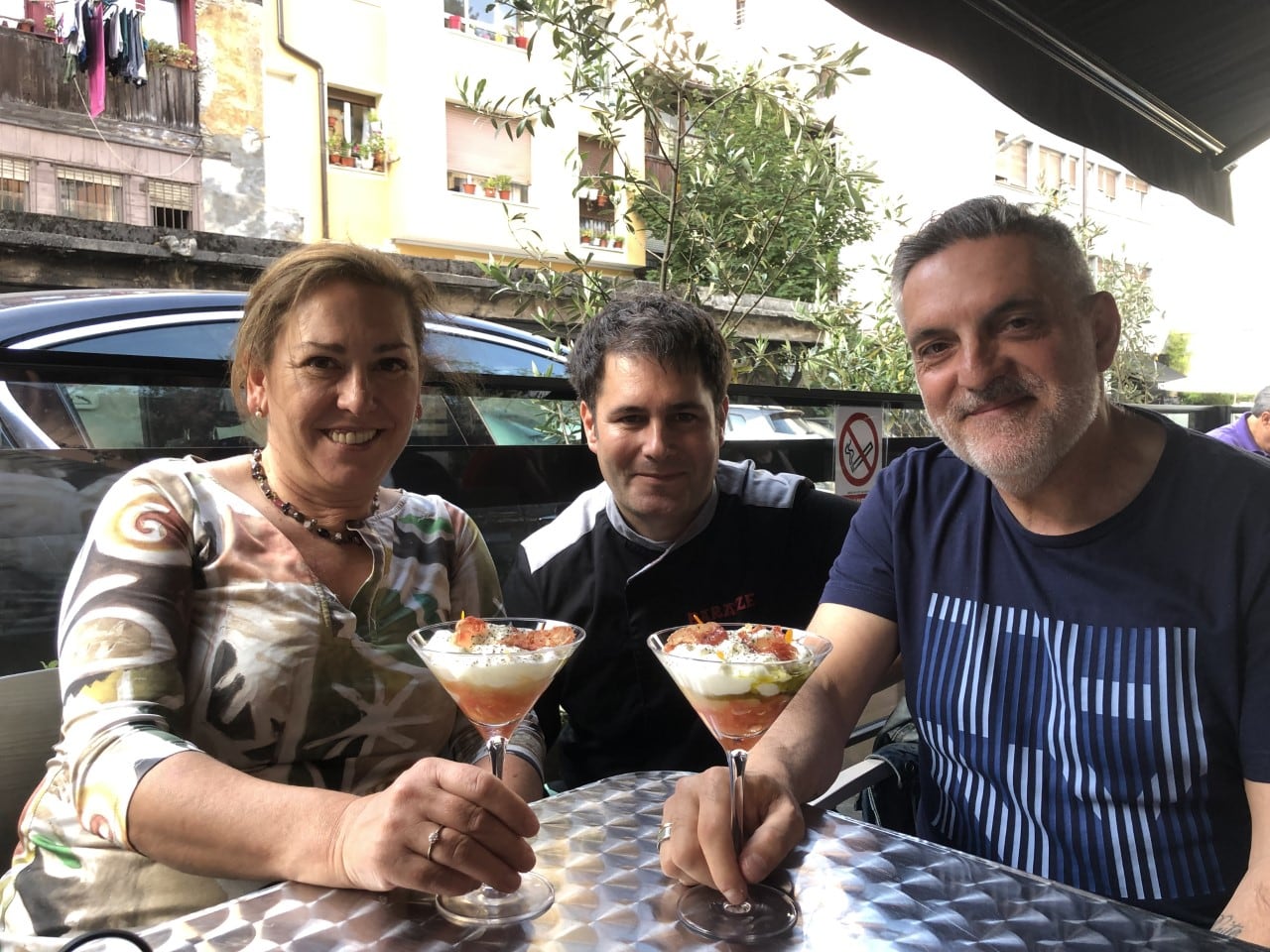 Mireia Alonso y Juanma Cano, con Unai Altuna y su pintxo