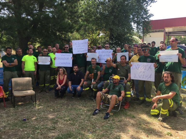 Trabajadores del INFOCA en esta mañana durante la visita de Podemos Andalucía, junto a Alejandro Serrato y Mercedes Barranco.