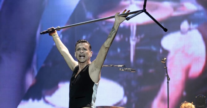 El cantante de la banda británica Depeche Mode, Dave Gahan, durante el concierto inaugural del Festival Bilbao BBK Live