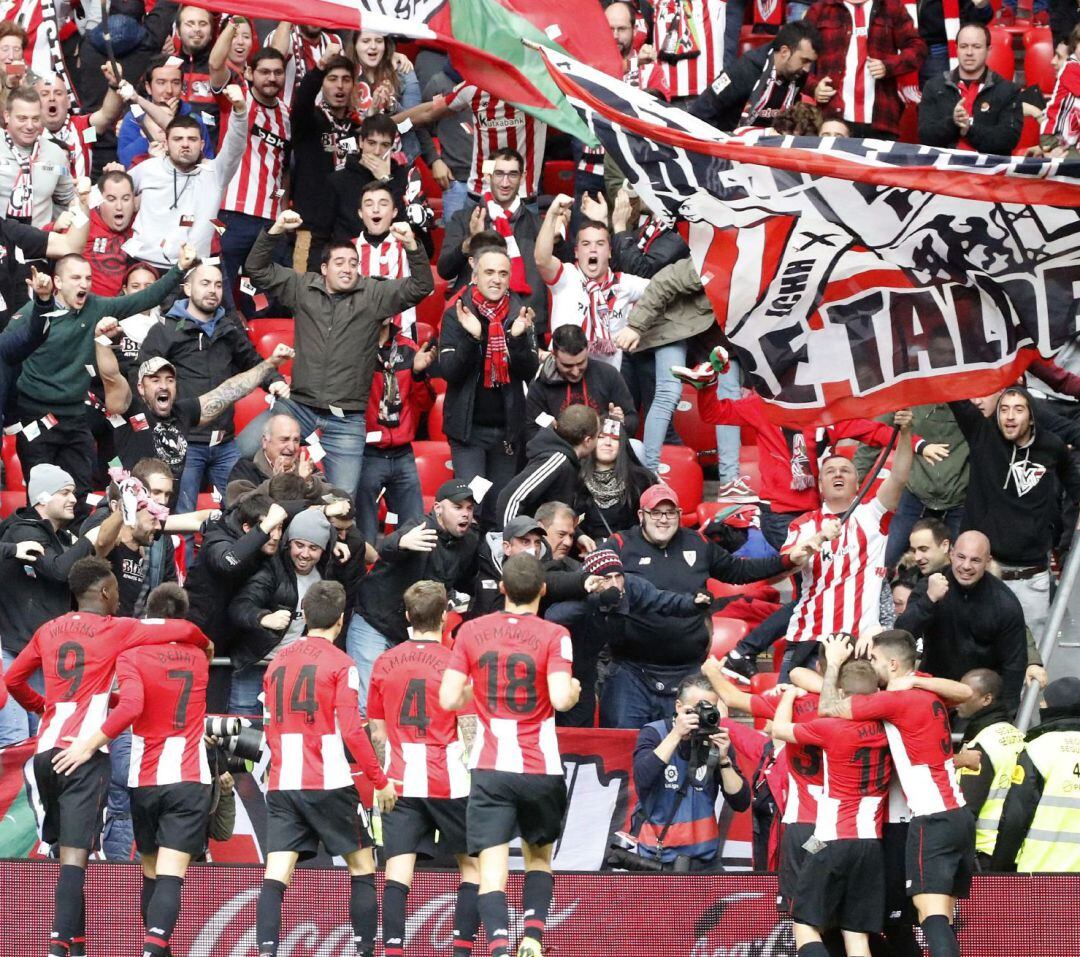 Los jugadores del Athletic de Bilbao, celebran el gol del Nolaskoain contra el Getafe, Amath Ndiaye, durante el partido correspondiente a la decimotercera jornada de LaLiga Santander, disputado en el estadio San Mamés.