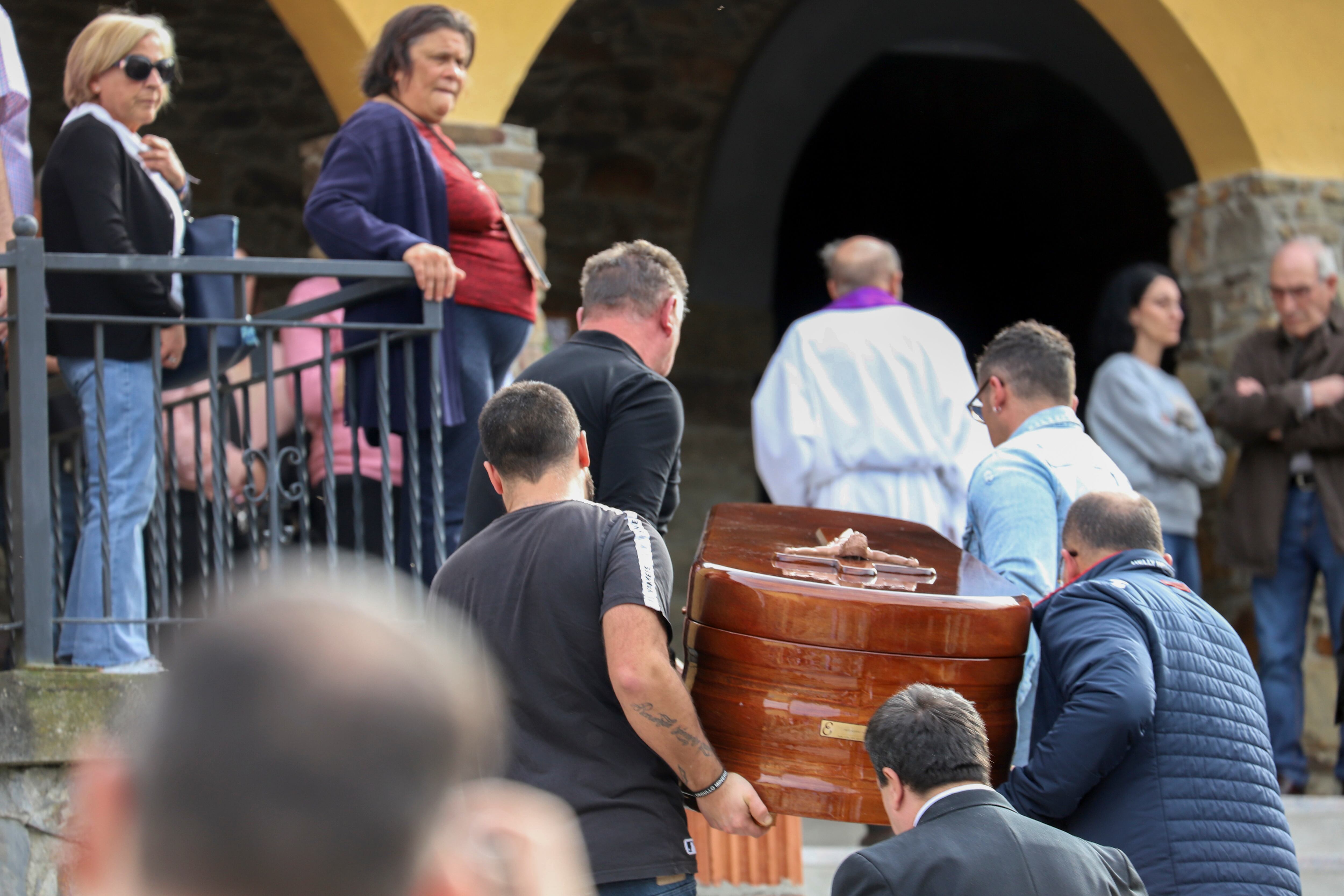 TORRE DEL BIERZO (LEÓN), 01/04/2025.- Fotografía del entierro de David Álvarez, uno de los mineros fallecidos, este martes en Torre del Bierzo. Castilla y León y Asturias se han teñido este martes de luto por los cinco mineros leoneses fallecidos, con banderas a media asta, minutos de silencio y muestras de pésame y cariño a familiares y amigos.EFE/ Ana F Barredo