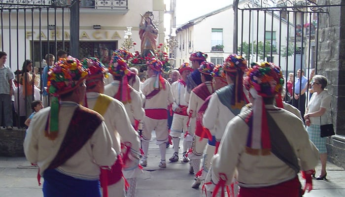 El “danze” o “baile” de castañuelas es interpretado por ocho mozos bailadores (a veces hasta 14), que acompañados por el músico que toca flauta y salterio, ejecutan sus bailes delante de la urna que conservan los restos de la patrona de Jaca y su Diócesis