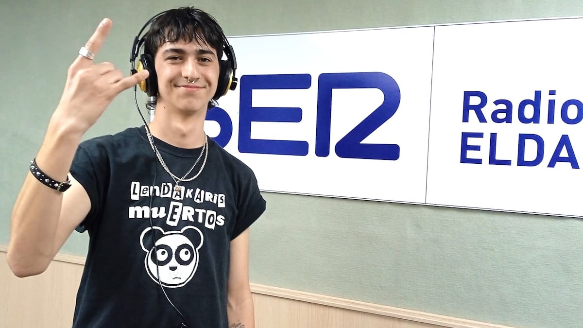 Izán Barceló, voz del grupo "Corona de Espinas", presenta canciones de su vida.