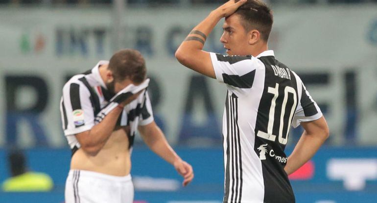 Dybala e Higuaín se lamentan tras encajar un gol durante un partido del Calcio