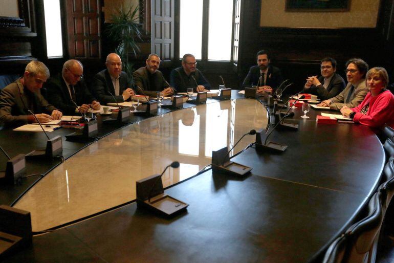 Imatge de la primera reunió de la nova Mesa del Parlament, amb majoria independentista 
