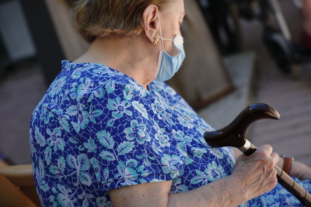 Una mujer en una residencia de ancianos.