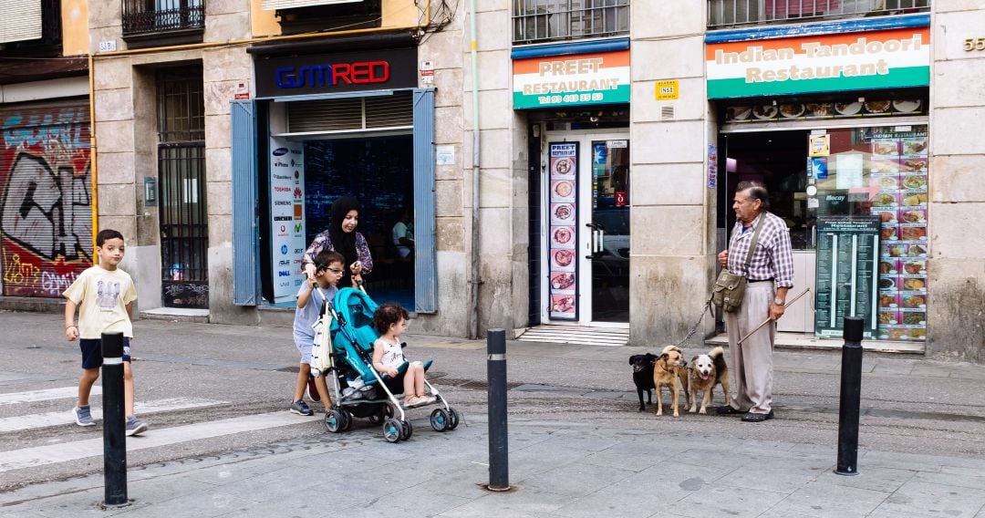 Imatge d'arxiu d'una familia migrant a Barcelona