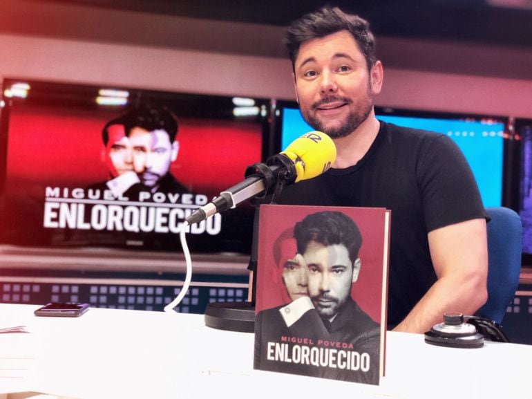 Miguel Poveda, cantaor flamenco, en los estudios de la Cadena SER.