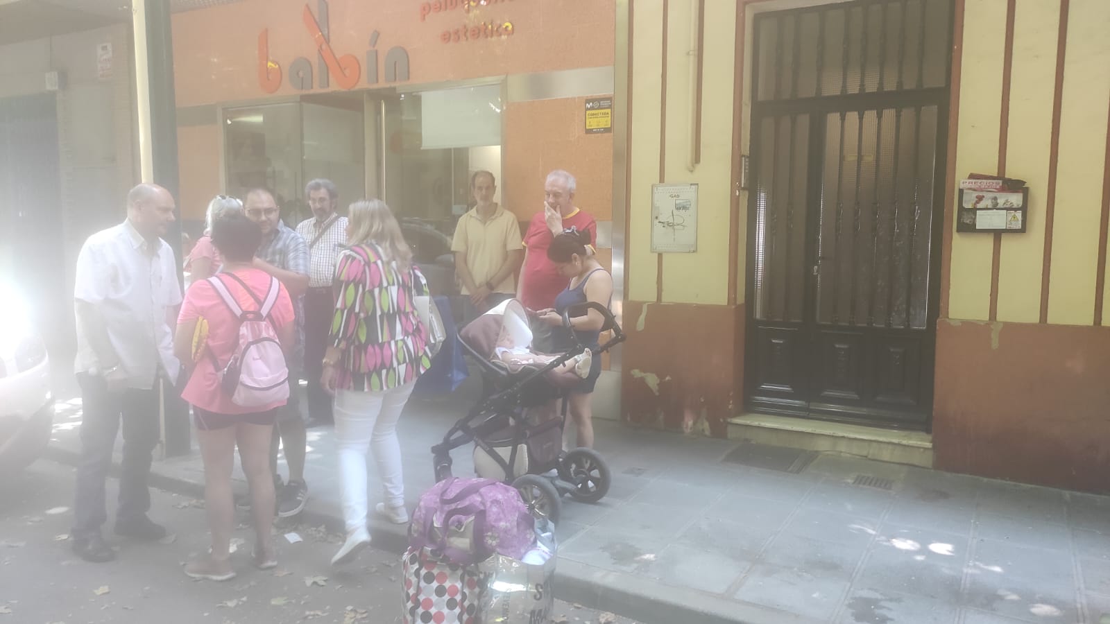 Vecinos afectados en la Avenida Rey Santo junto a la concejala de Bienestar Social