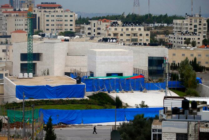 El cuerpo del líder palestino Yasir Arafat ha sido exhumado este martes por un equipo de expertos internacionales que trata de descubrir si éste fue envenenado, como muchos palestinos creen