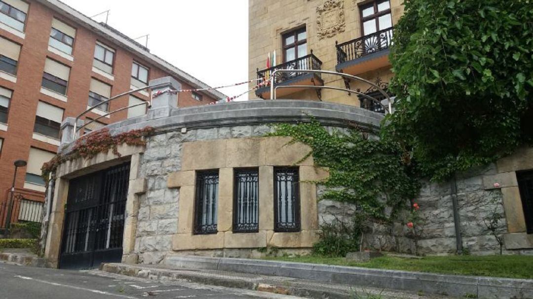 El Ayuntamiento de Getxo ha aprobado el proyecto de reconstrucción de las balaustradas del entorno de la Casa Consistorial, que seguirá el diseño del proyecto original datado en el año 1925, por un importe de licitación de 210.690 euros.