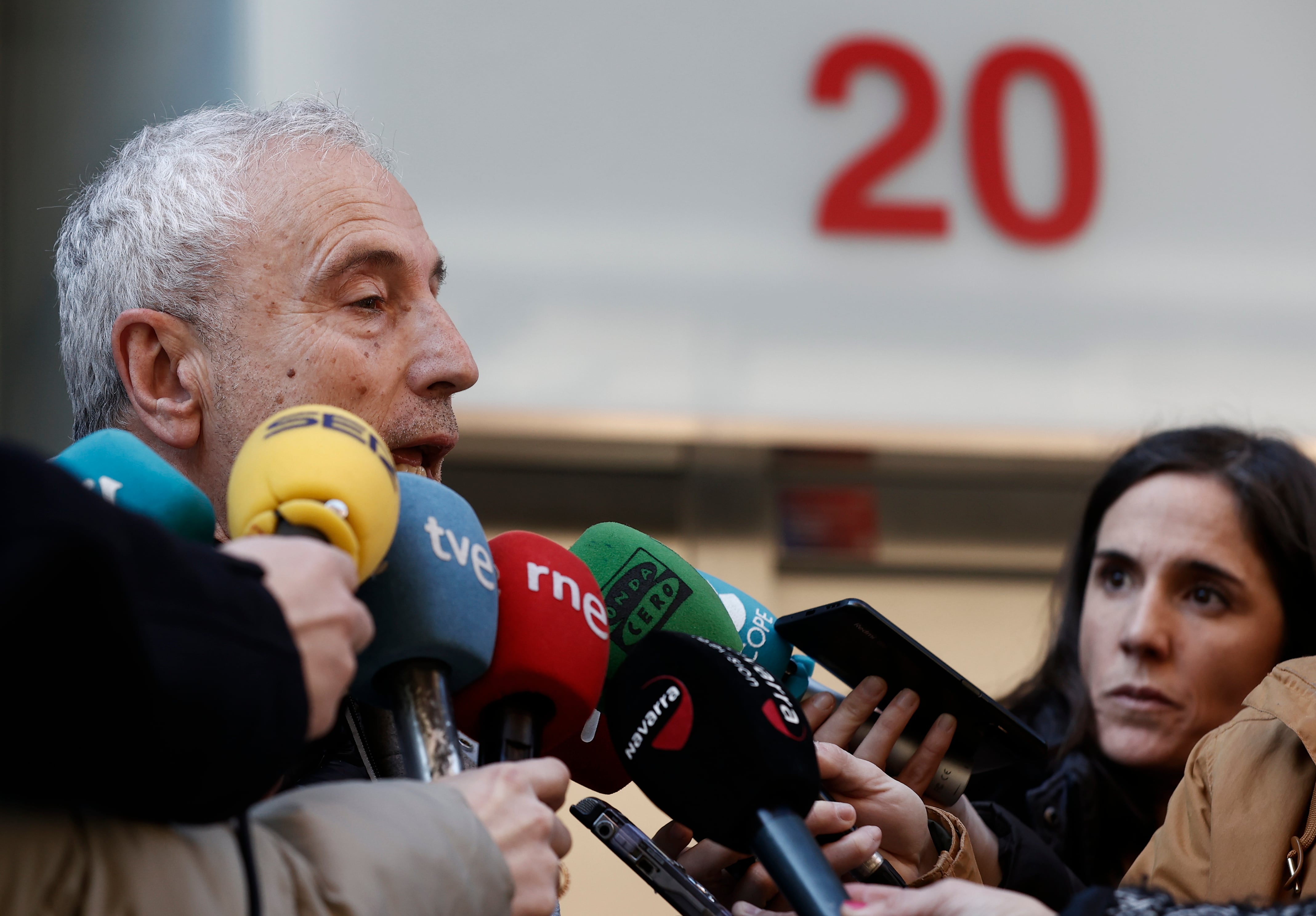 El director general de Salud, Carlos Artundo atiende a los medios de comunicación.