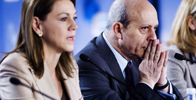 El ministro de Educación, Cultura y Deportes, José Ignacio Wert, junto a la secretaria general del PP, María Dolores de Cospedal, durante la clausura, en Toledo, de la XVIII Interparlamentaria de su partido