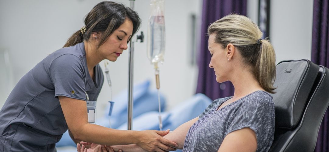 Los profesionales sanitarios prestan atención al bienestar emocional de pacientes con cáncer