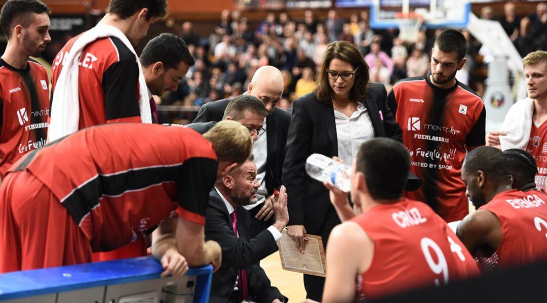 Néstor García, en el centro, da instrucciones a sus jugadores durante el partido disputado el miércoles en Dijon.