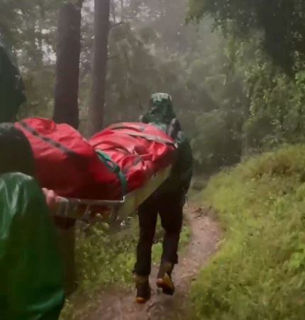 Rescate del senderista herido bajo la lluvia