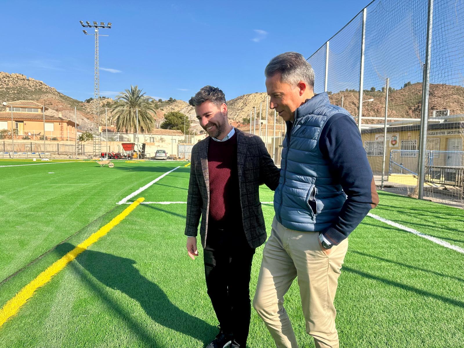 Fran Sánchez, director general de Deportes y Fulgencio Gil, alcalde de Lorca supervisan el nuevo césped del Alfonso Embarre