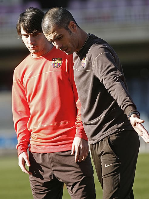 Guardiola charla con Messi durante un entrenamiento del Barcelona