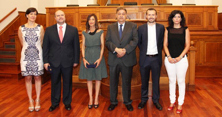 El presidente de las Cortes, en el centro, acompaña a los nuevos diputados entre otros miembros del grupo socialista