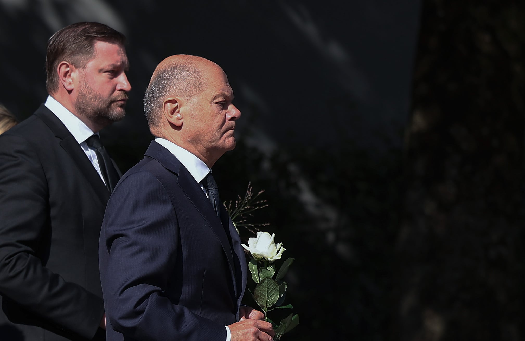 Scholz (R) y el alcalde de Solingen, Tim Kurzbach, en una ofrenda floral por los tres asesinados a manos de un terrorista islamista.