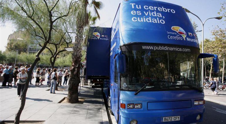 El autobús de la Semana del Cerebro permite, a través de varias pruebas, comprobar la salud cerebral y la agilidad mental de los usuarios