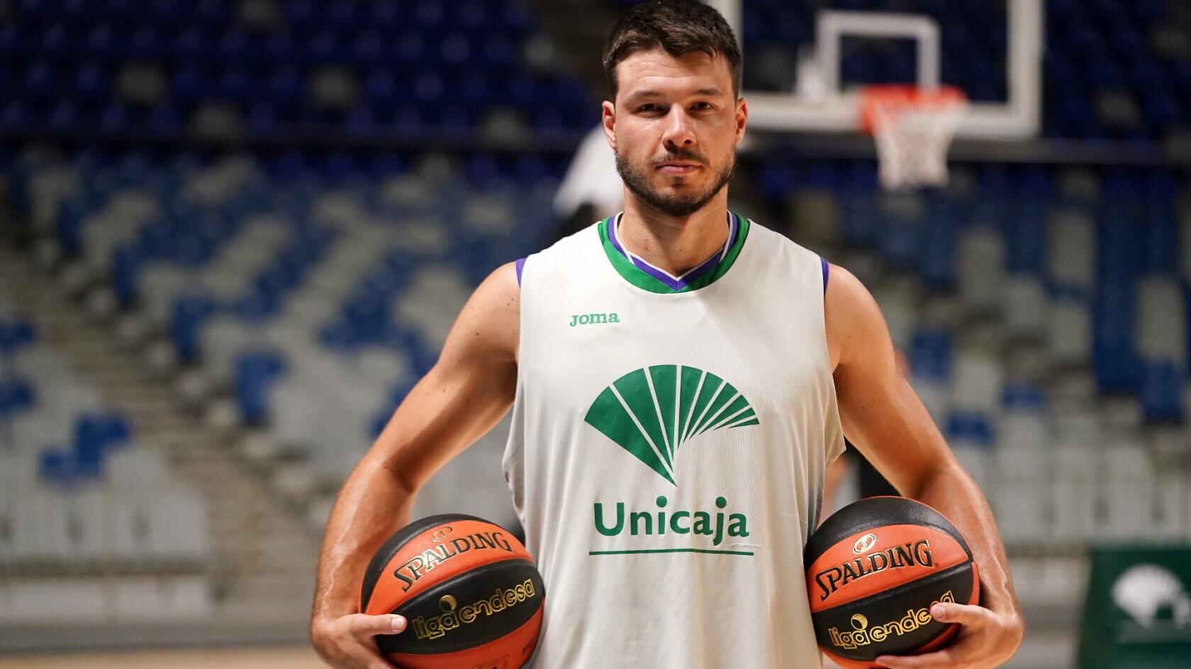 Jonathan Barreiro posa con dos balones en el Martín Carpena