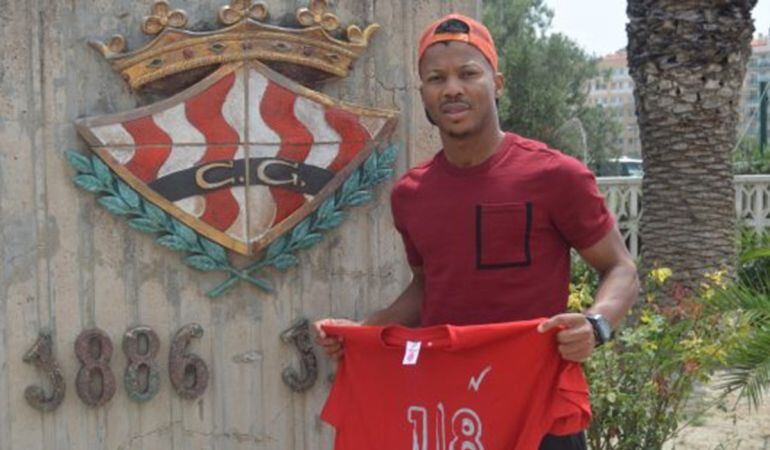 Ike Uche, nou jugador del Nàstic, davant de l'escut
