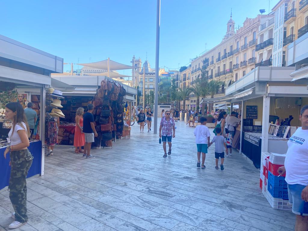 Mercadillo de Apainf en la plaza de la Reina de València