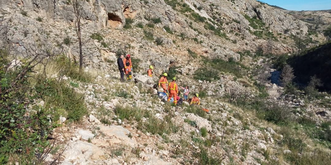 Momento del rescate en el barranc de Borrell de Gandia 